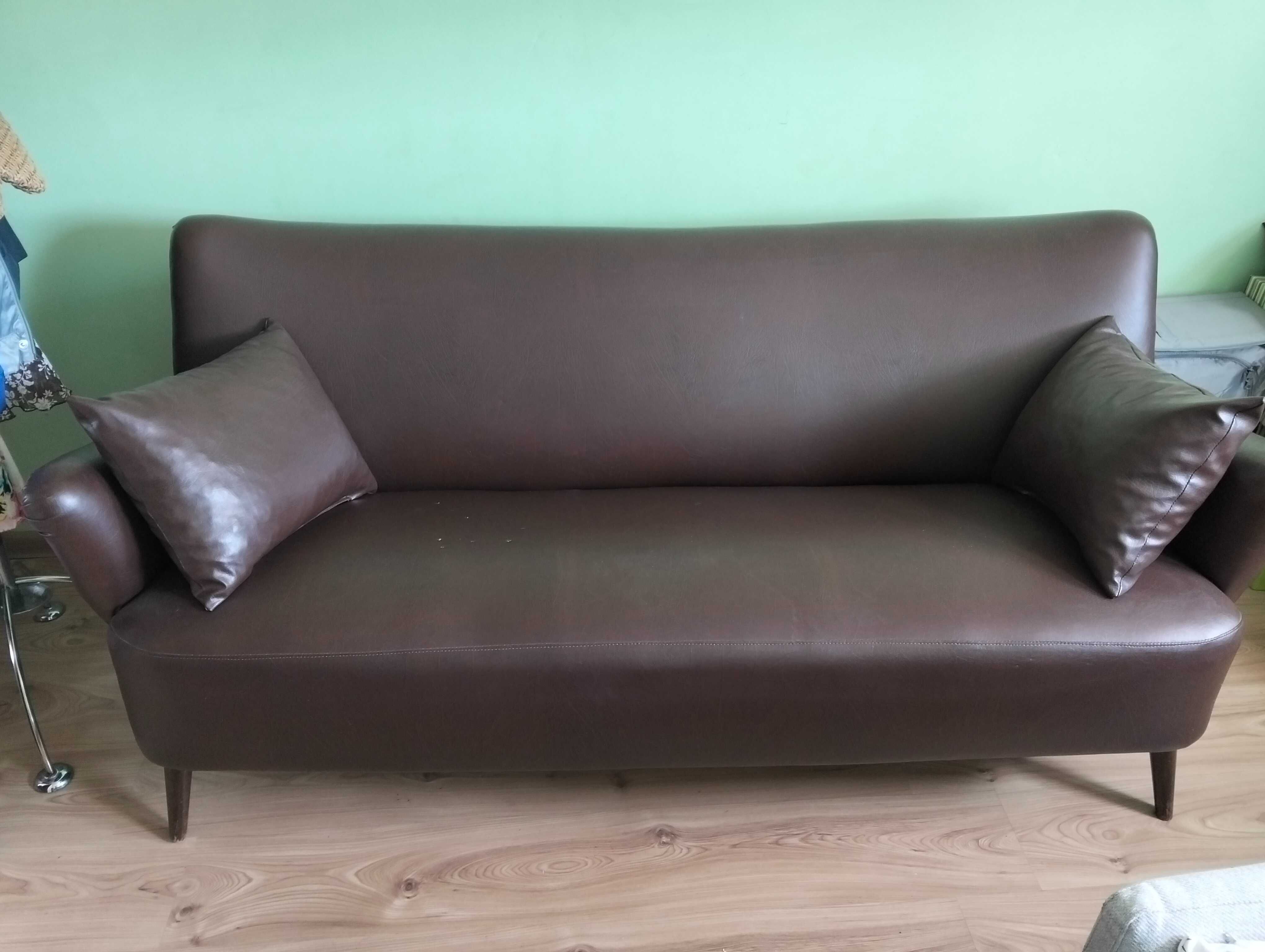 Sofa dwuosobowa z eko skóry.
