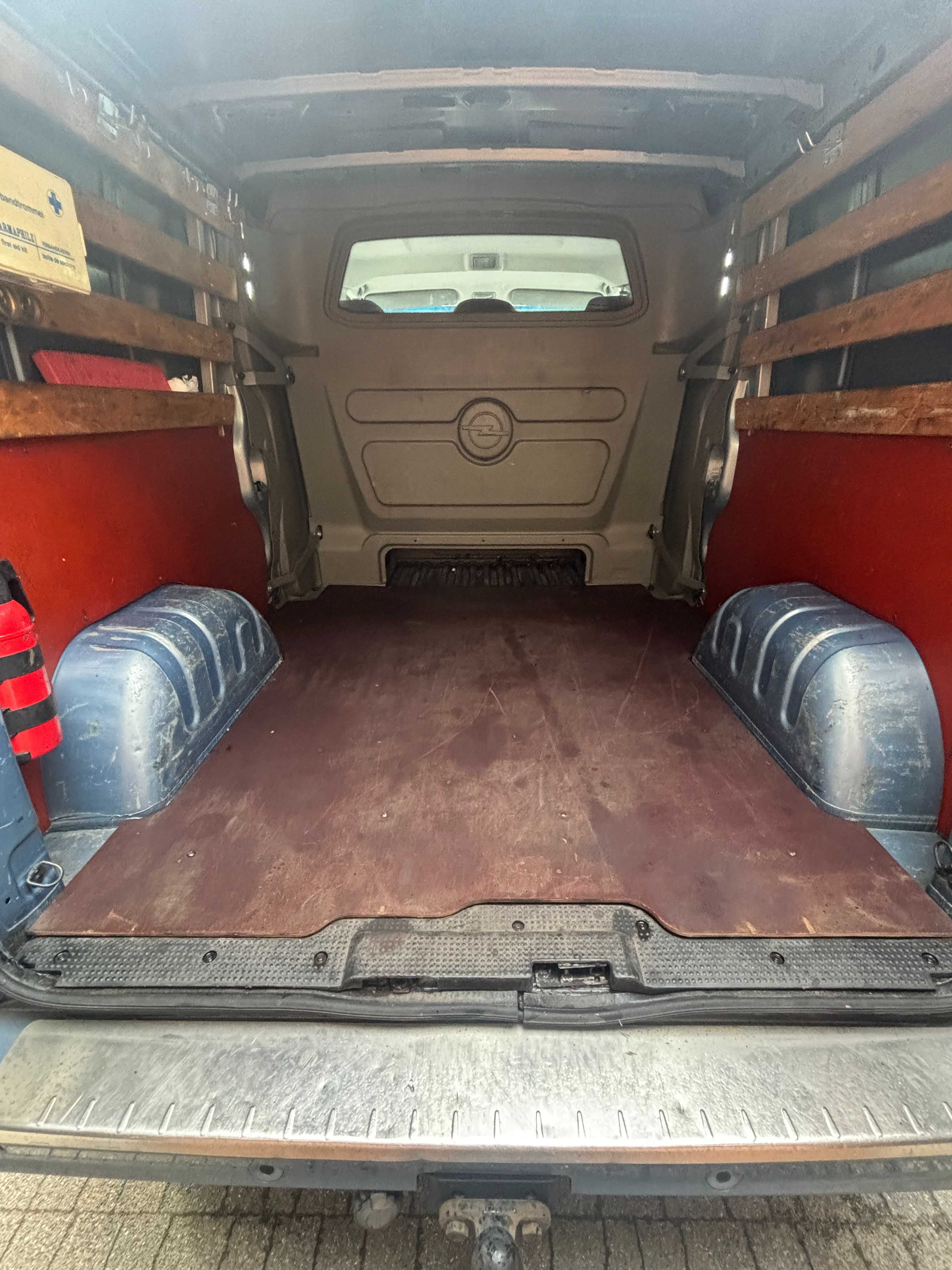 Opel Vivaro L2H1, 2.0 benzyna/gaz, wersja 5-osobowa, hak, klimatyzacja