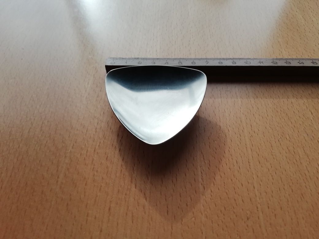 Mini taça em aço inox feita na Dinamarca.