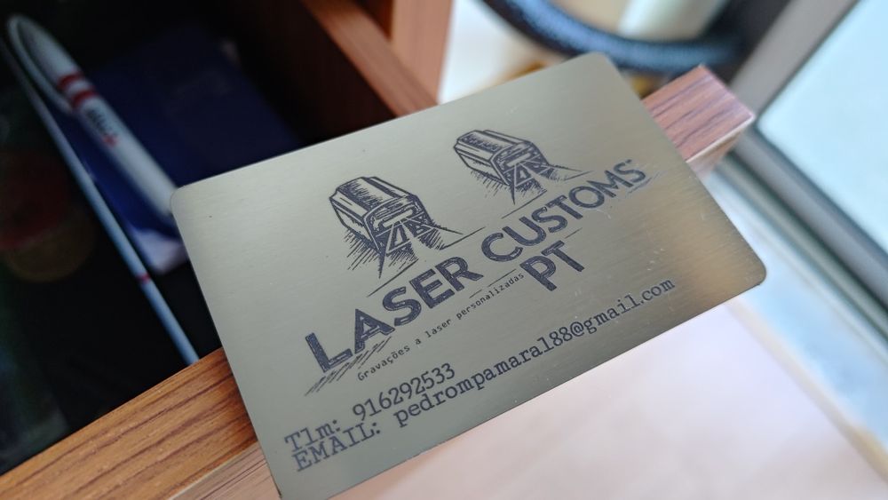 Cartões de visita em metal gravados a laser