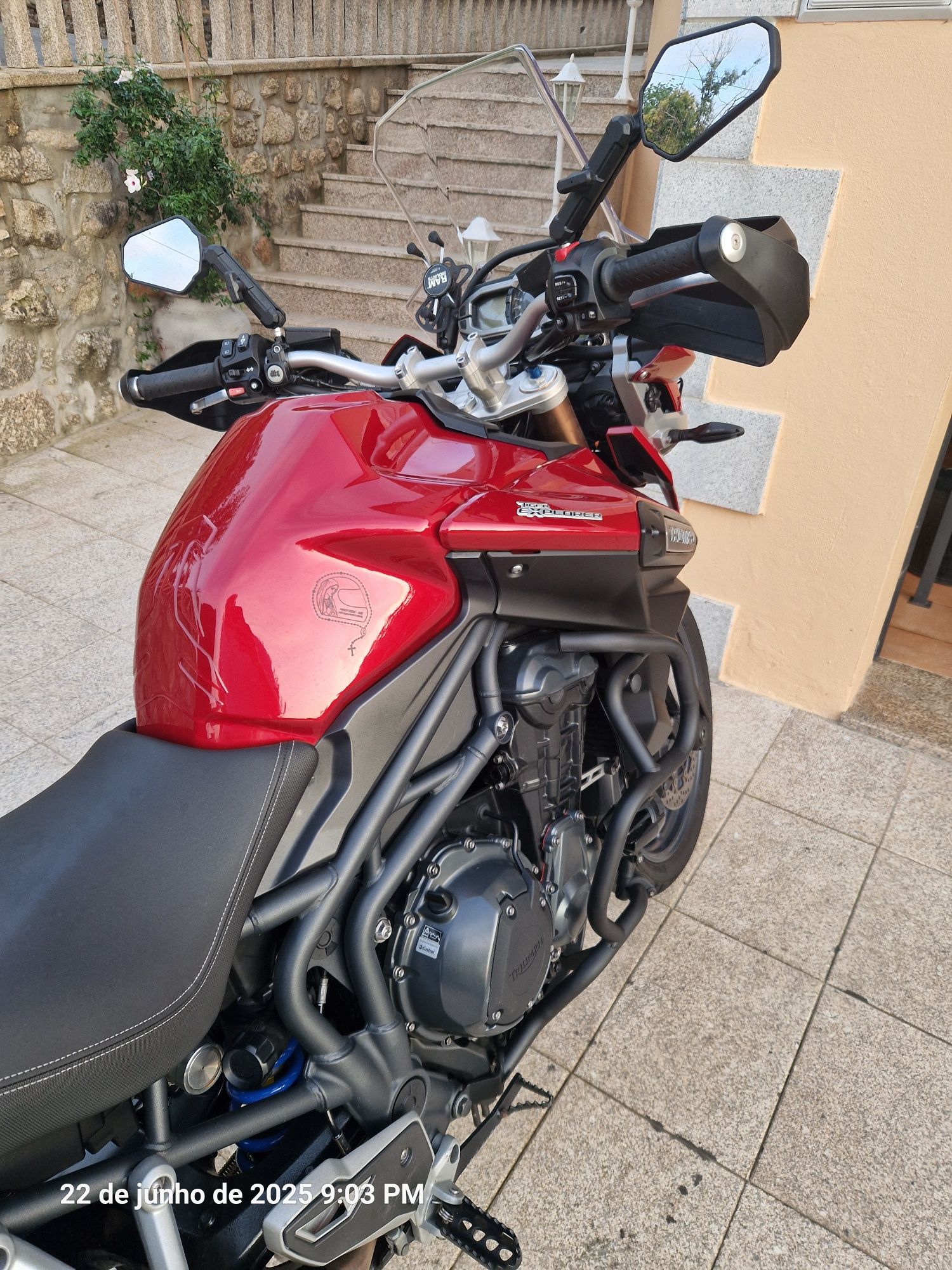 Triumph Tiger 1200 Explorer: A Fera Vermelha das Estradas e Trilhos