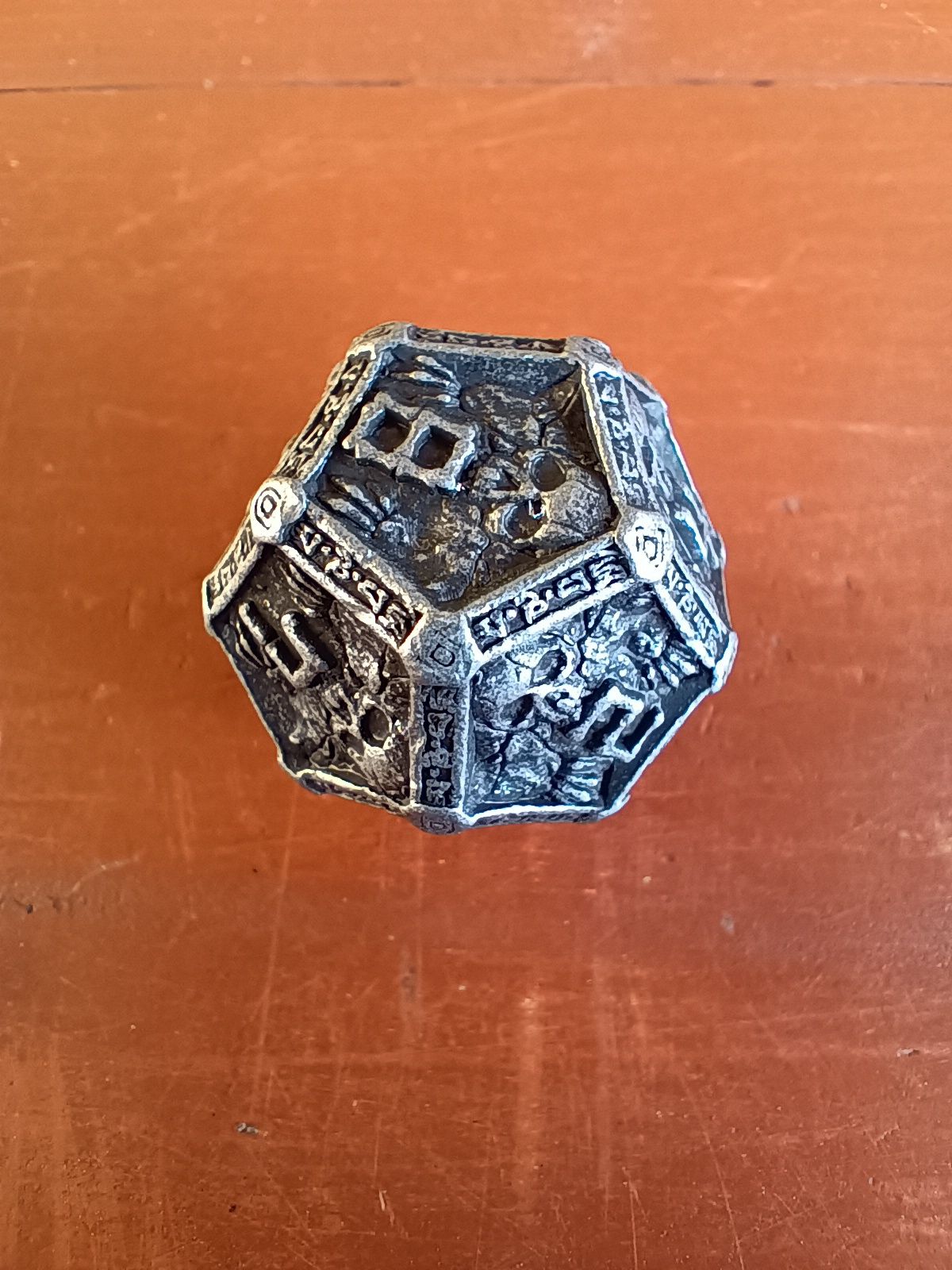 Metalowy zestaw kości RPG fantasy – mroczny motyw