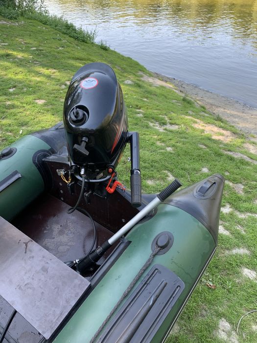 Лодка з надувним кілем та мотором