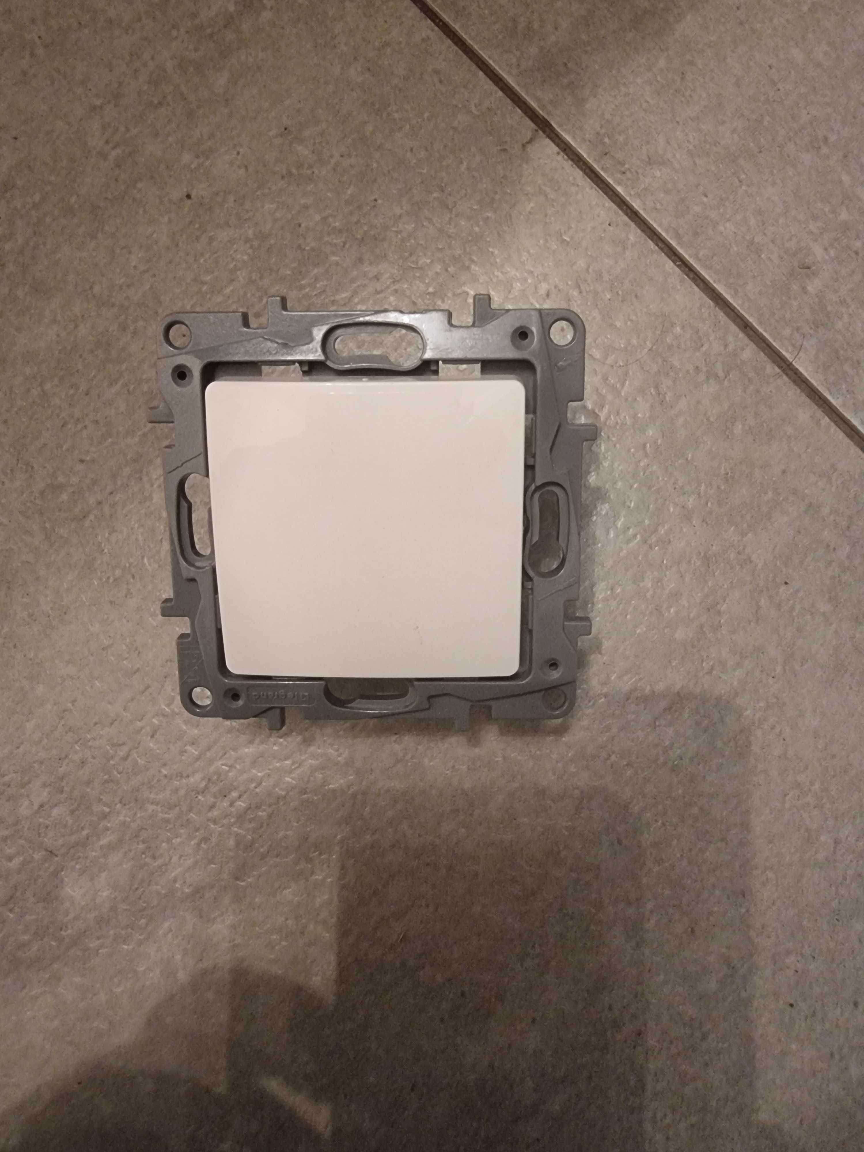 Legrand NILOE Łącznik krzyżowy pojedynczy do ramki biały 764504