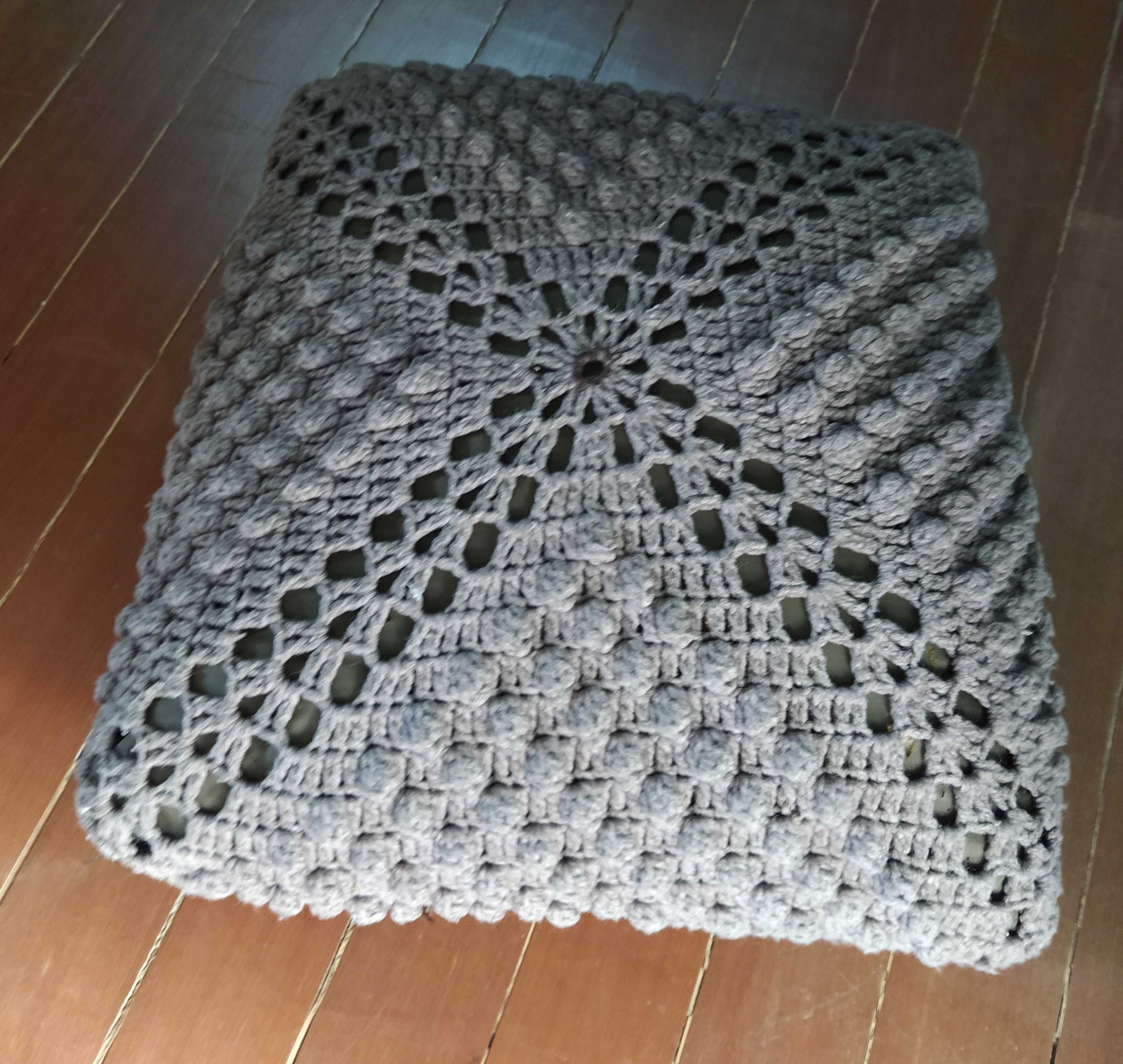 Almofadão de lã em crochet