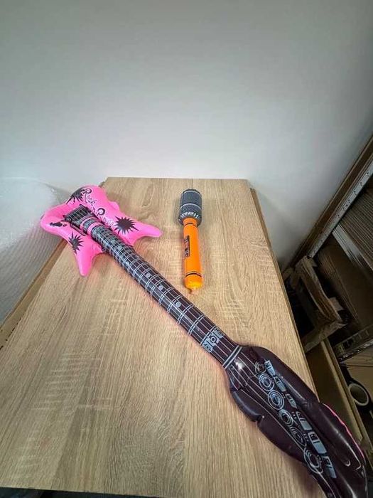 gitara i mikrofon dmuchane na basen