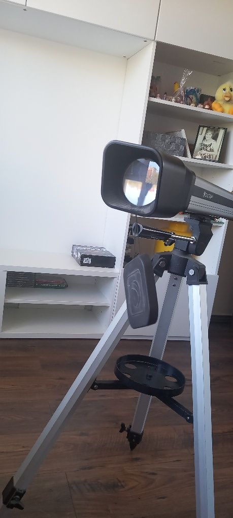 Teleskop soczewkowy Celestron na statywie. Futerał w zestawie