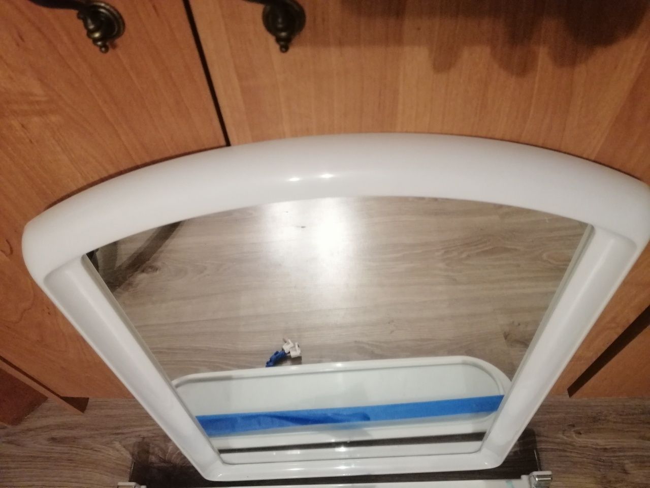 Lustro łazienkowe z półką