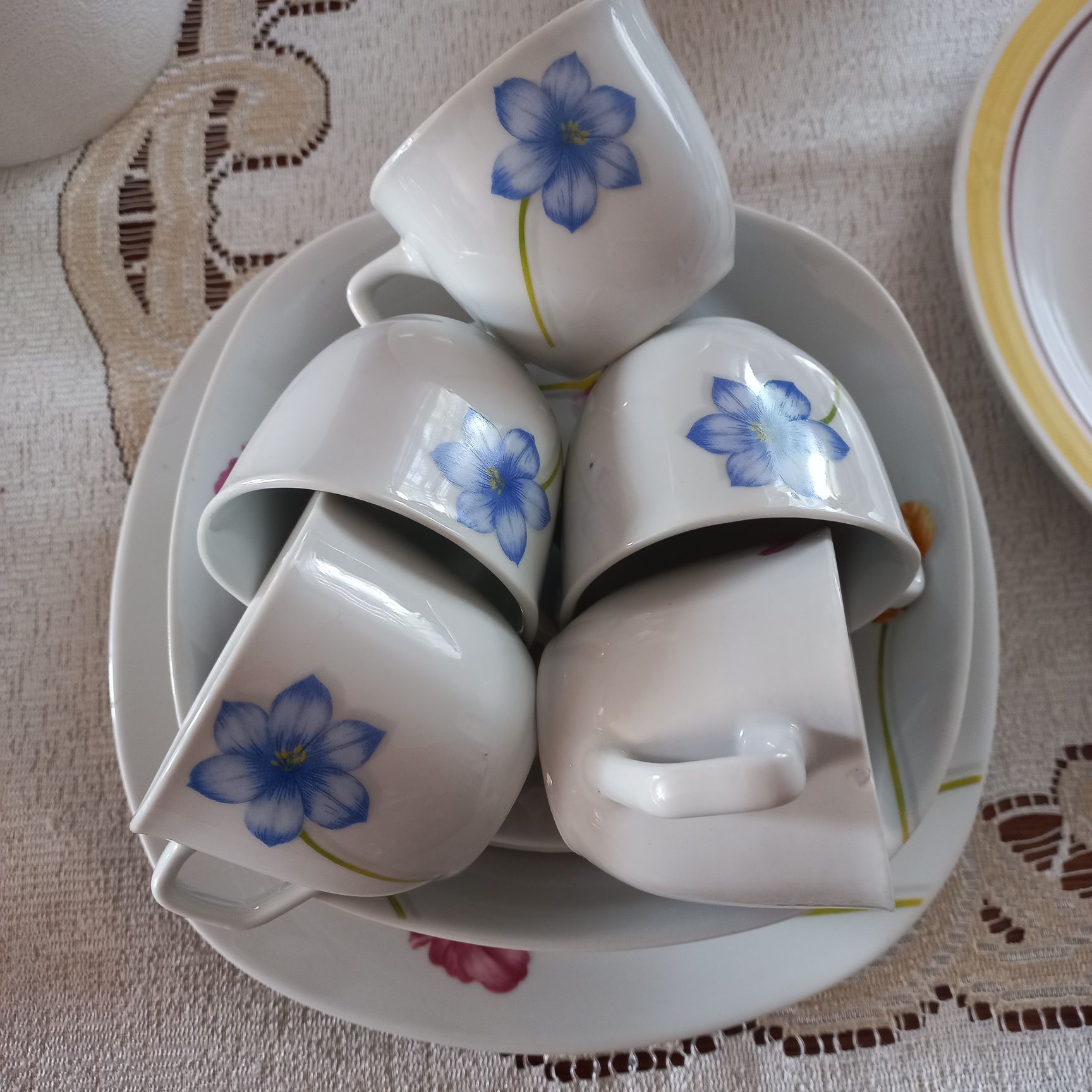 Zestaw talerzy lplus filiżanki porcelana w kwiaty