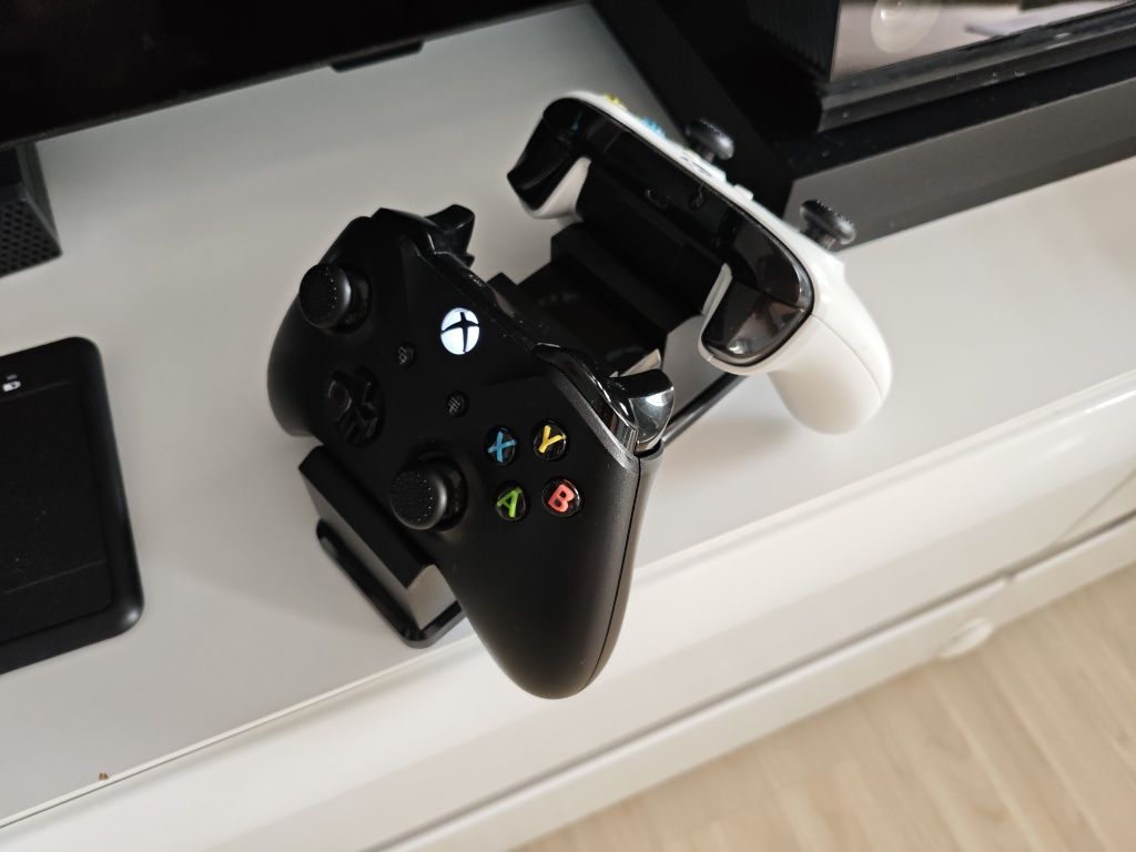 Xbox One X 1Tb + game pass + 2 pady + gry + kinnekt + ładowarka