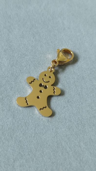 Zawieszka mały, świąteczny pierniczek z zapięciem
