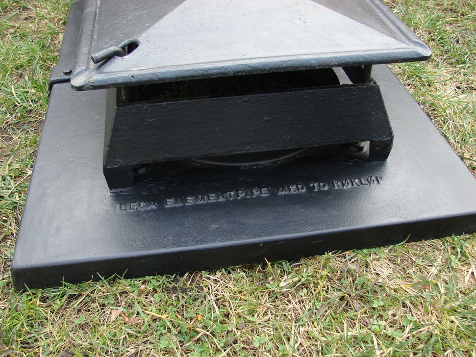 Pokrywa żeliwna komina systemowego LECA ELEMENTPIPE daszek czapa