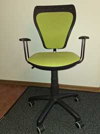 Krzesło biurkowe obrotowe Nowy Styl odcienie zieleni
