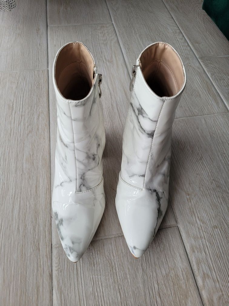 Białe marmurkowe buty botki na grubym obcasie śliskie Raid 36
