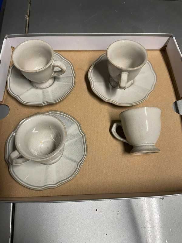 Conjunto de três chávenas de louça