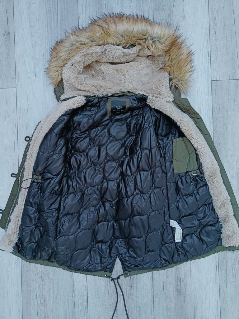 Zielona kurtka damska zimowa z futerkiem, parka khaki, Bershka, rozmia