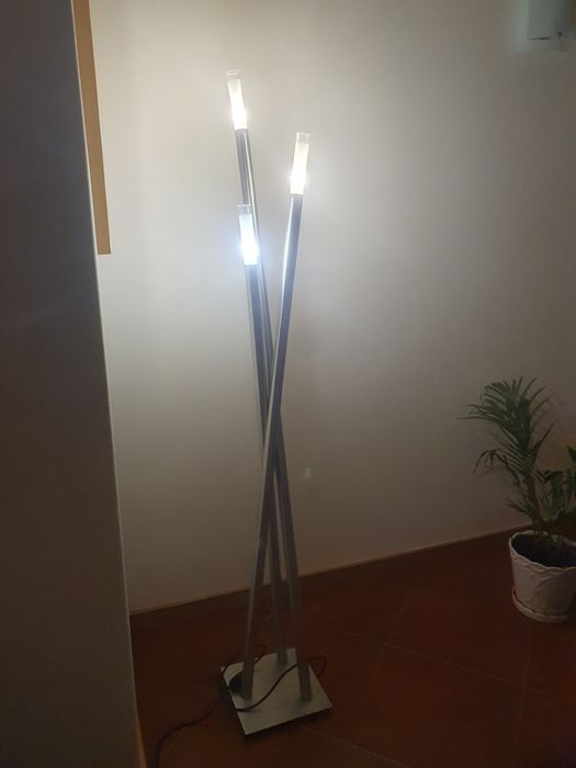 Candeeiro em pé em muito bom estado
