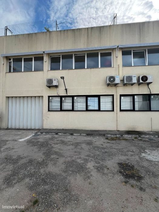 Escritórios com armazém e logradouro