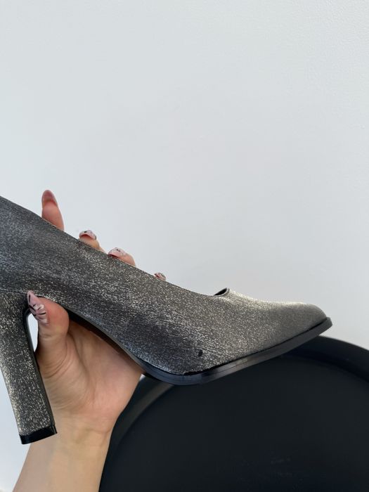 Srebrne świecące ciekawe buty na obcasie na słupku 39