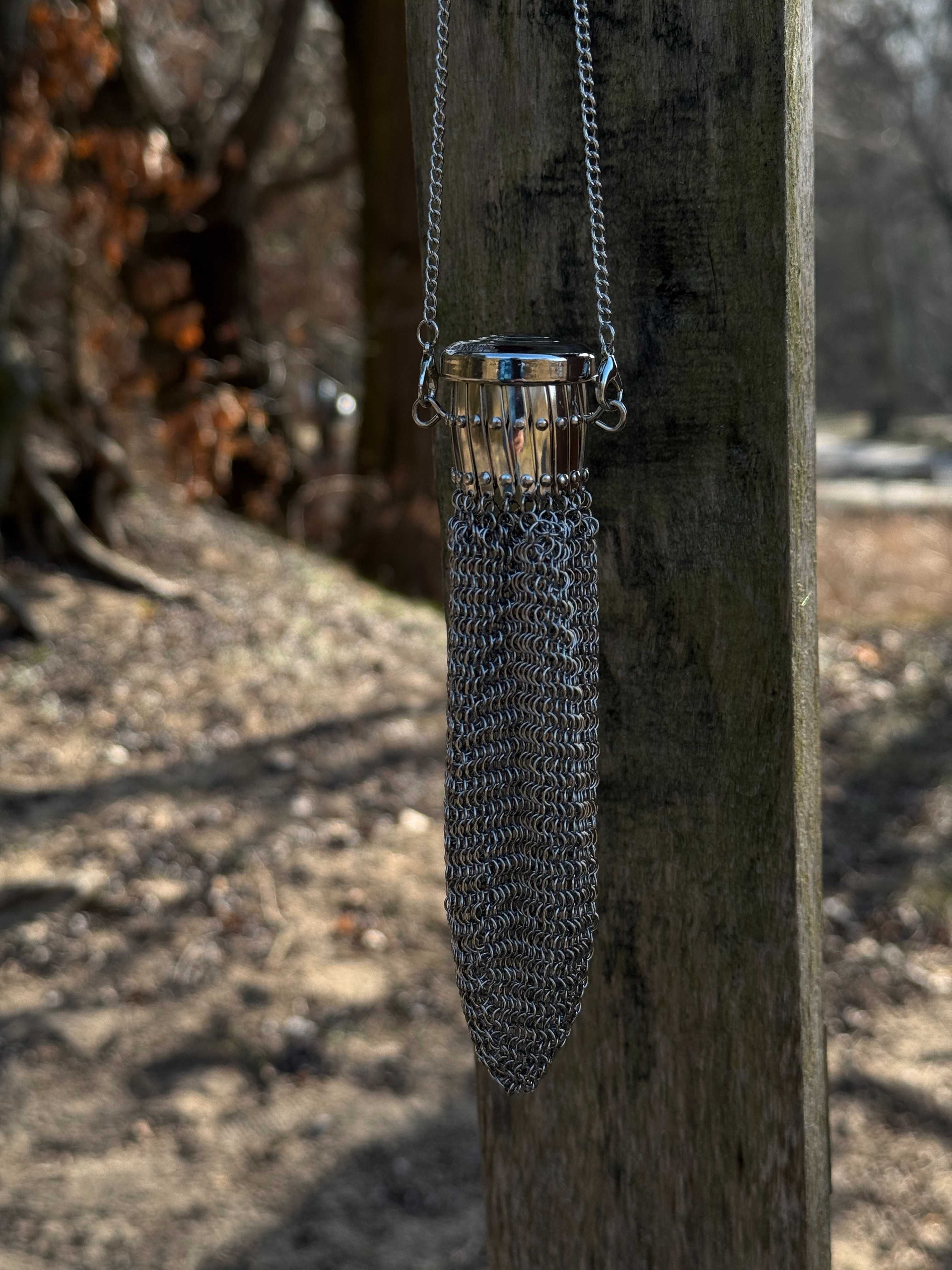 Unikalna sakiewka z metalu – handmade, łańcuszek