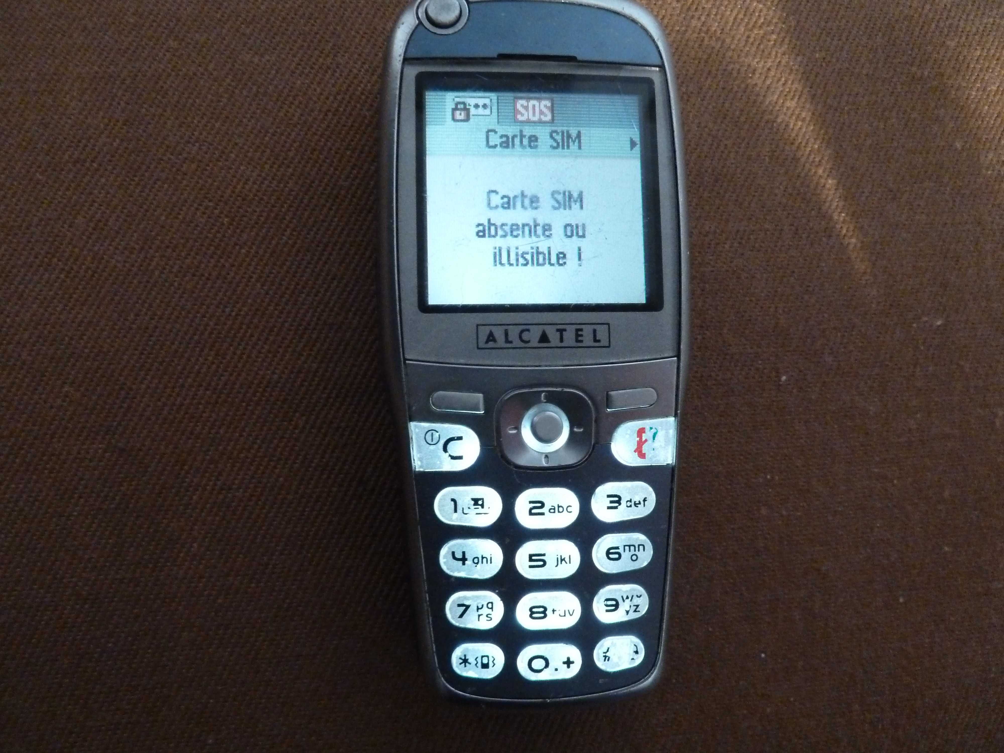 Zabytkowy telefon Alcatel OT 735 z ładowarką