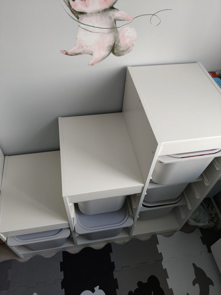 Regał Ikea z pojemnikami schodkowy