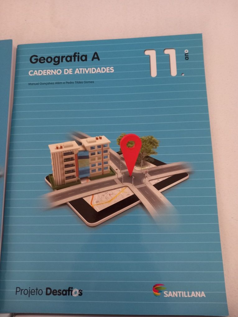 Caderno de atividades e livro para preparar exame