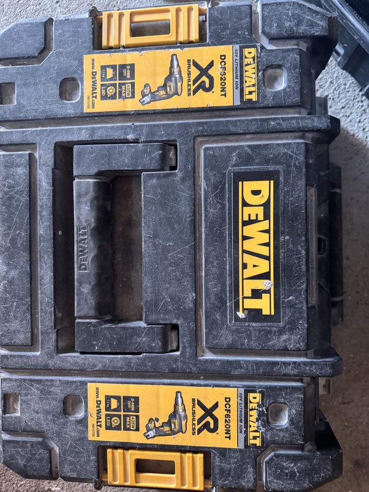 Laser e maquina parafusos  DEWALT