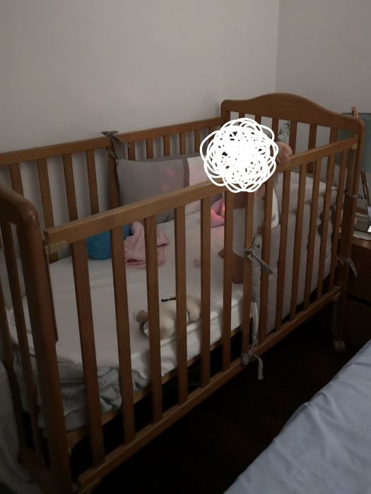 Cama de bebé de madeira