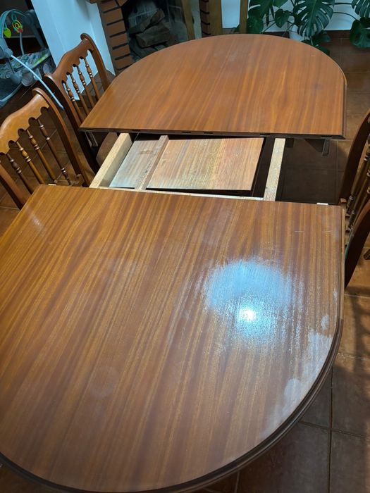 Mesa de madeira extensível + Cadeiras