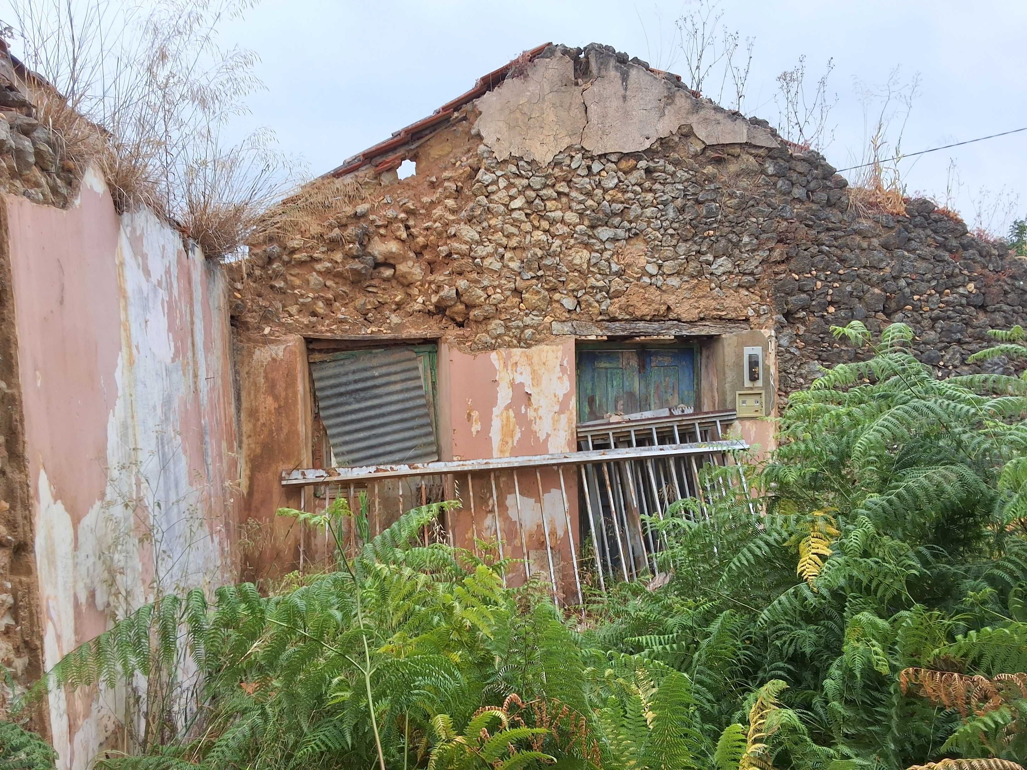Casa em ruinas e Anexo por acabar