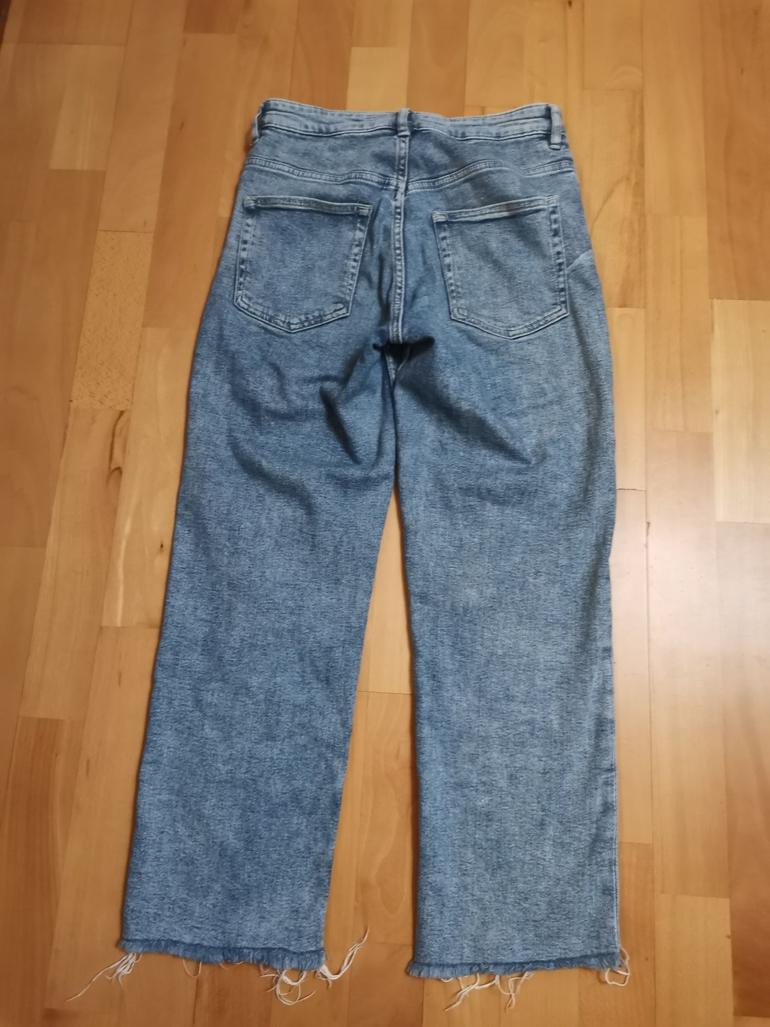 Jeansy 7/8  H&M  stan bardzo dobry, rozmiar S/M, proste, postrzepione