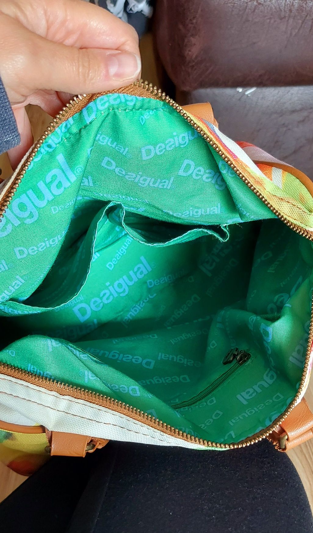 Torebka kuferek do ręki w letnich kolorach Desigual