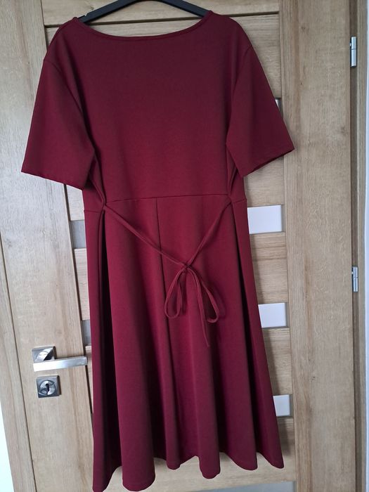 Piękna burgundowa okazjonalna sukienka plus size rozmiar 50-52