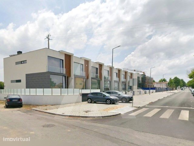 Moradias T3 de arquitetura moderna localizada em Cacia
