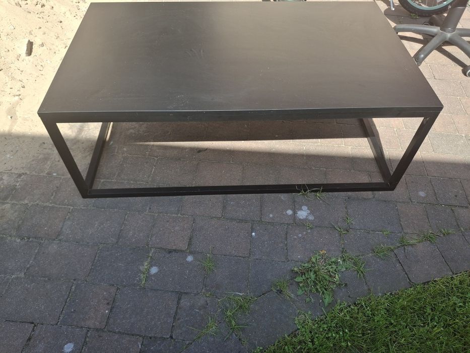 Metalowa ława do salonu