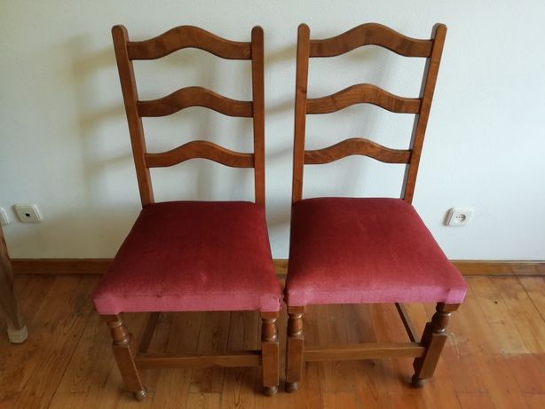 2 cadeiras em madeira e tecido