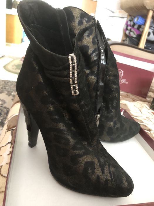 Чобітки 38 розмір. Нові. Дуже ефектні.