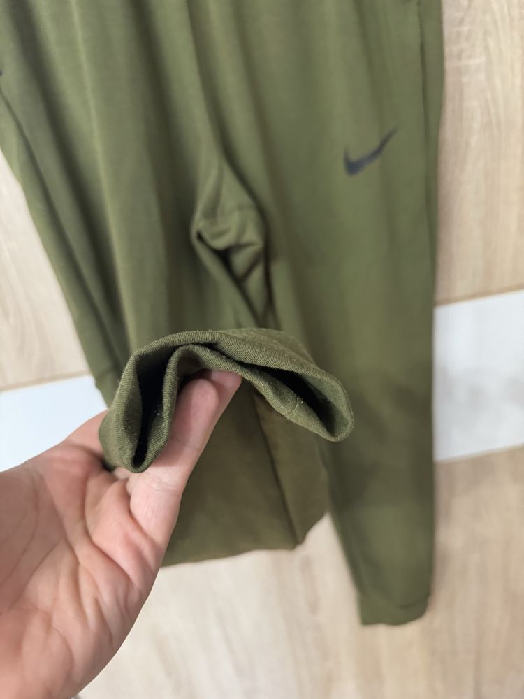 Spodnie dresowe Nike S Dri fit treningowe logowane khaki wysoki stan