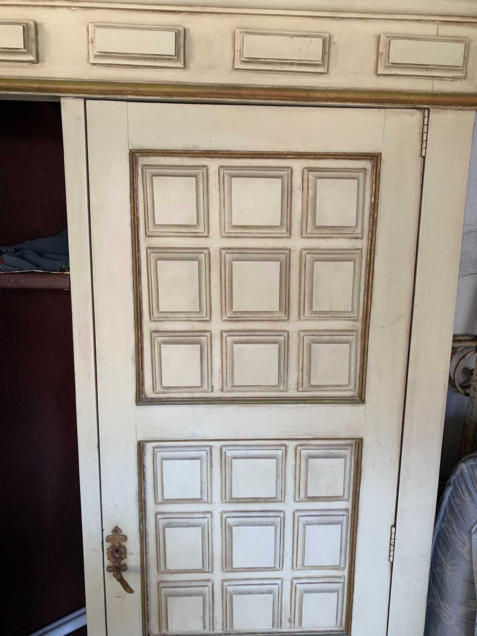 Móvel  antigo com duas portas para restauro.