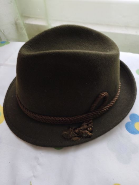 Chapéus de senhora em feltro ou palha