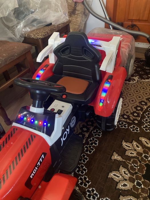 Продам дитячий трактор з прцепом на акамуляторі