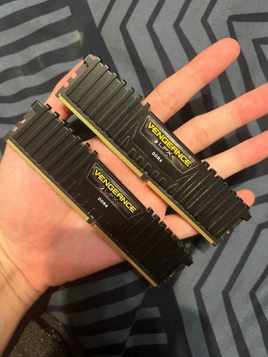 MSI X470 Gaming Plus \ ASUS ROG Strix RX580 8 GB Gaming \ i t.d.