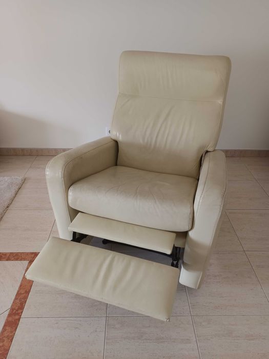 Cadeirão/poltrona em pele beje