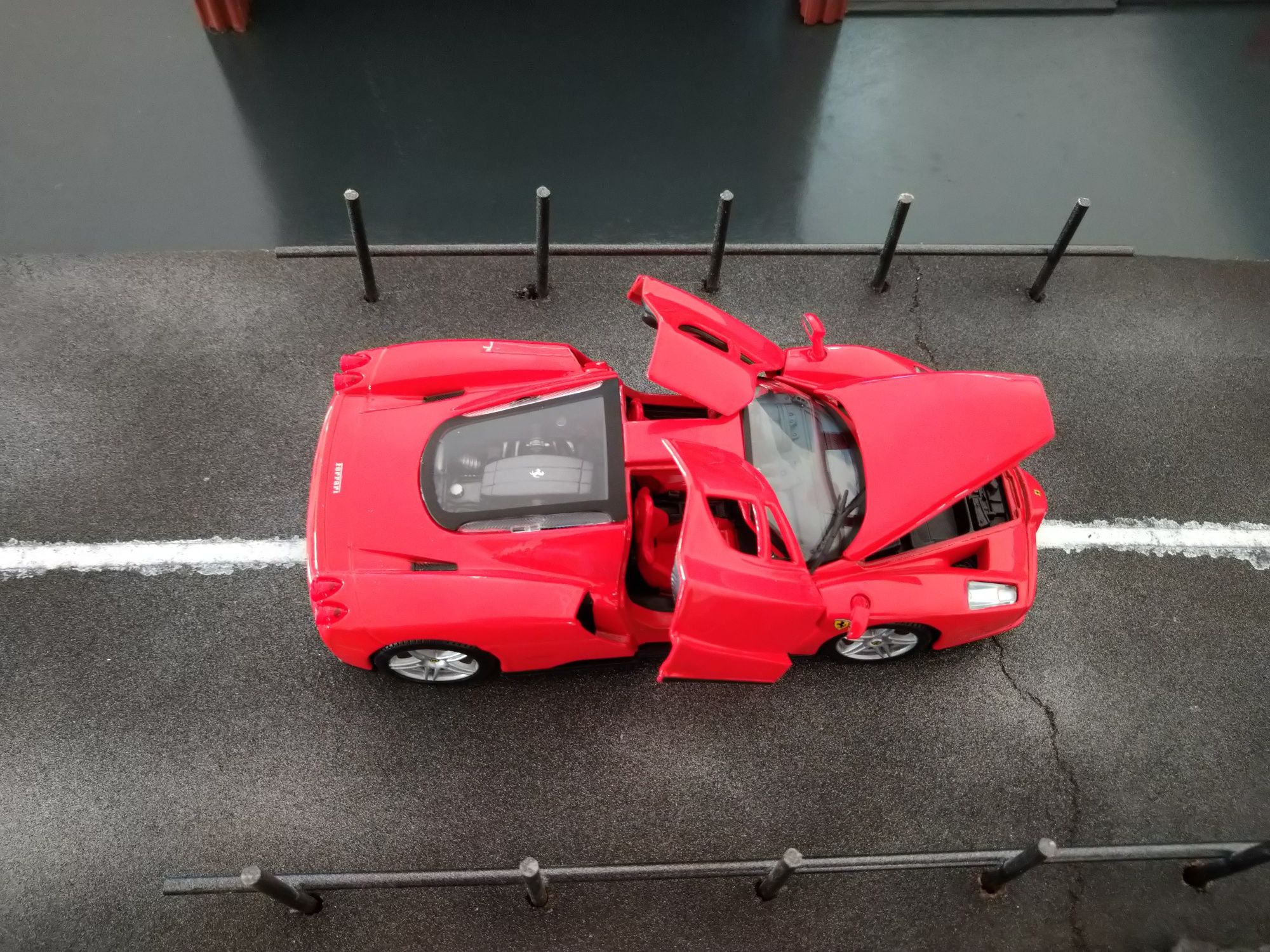 Enzo Ferrari - Bburago 1/24