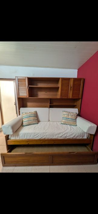Estúdio com cama dupla em madeira maciça