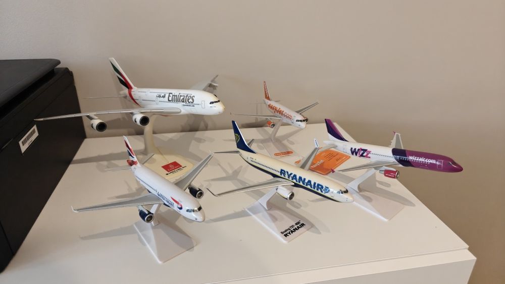 Zestaw modeli samolotów pasażerskich.