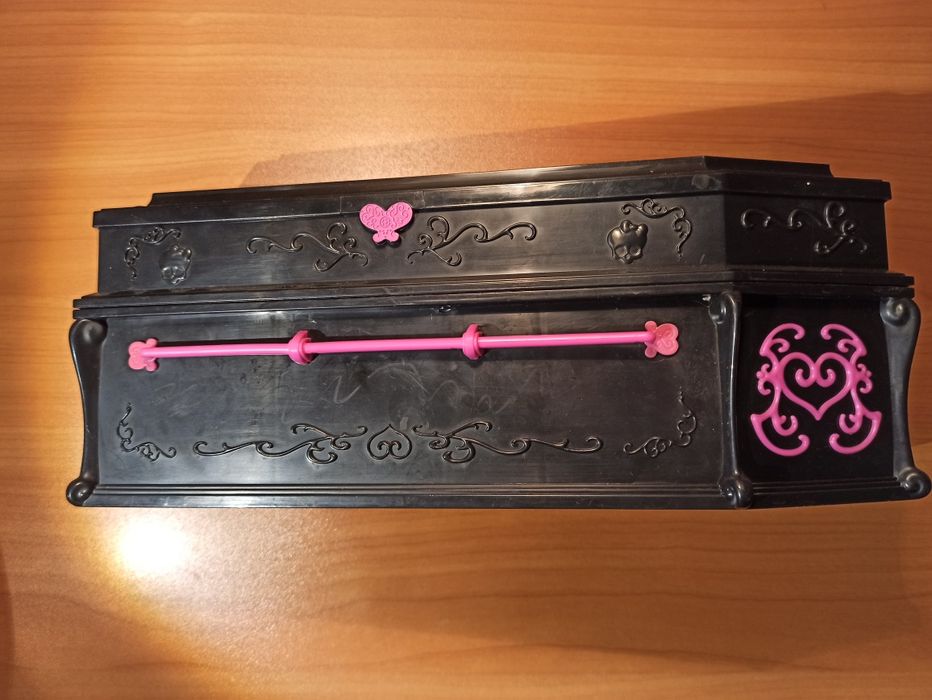 Меблі monster high. Ліжко, ванночка, шафка, туалетний столик, кінь