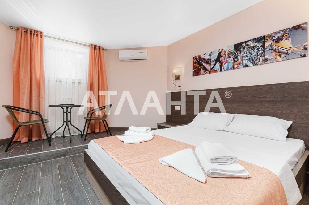 Гостиница в пешей доступности 13 фонтана! Бассейн!