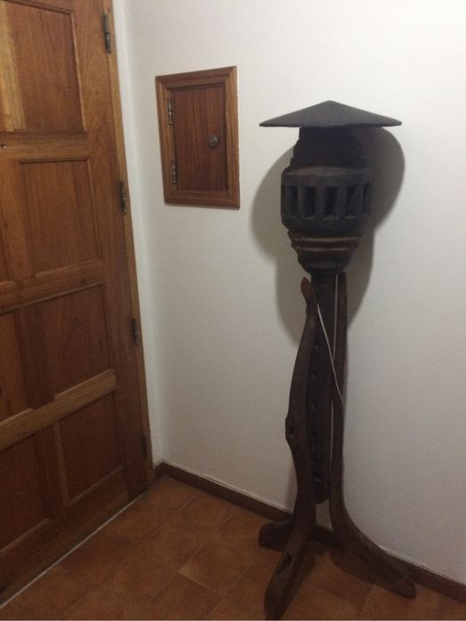 Candeeiro rústico de pé alto